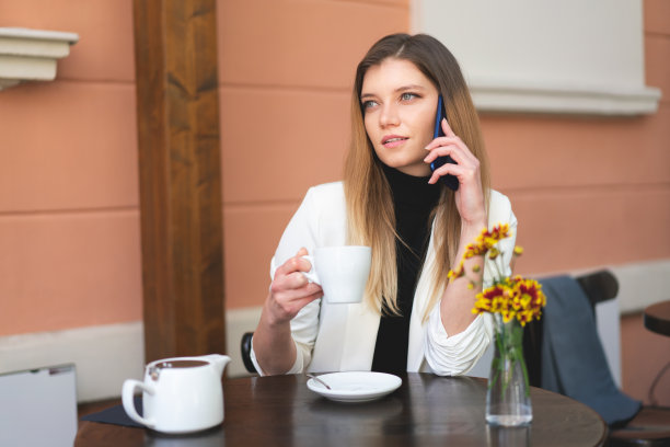在咖啡馆里拿着智能手机的女人图片下载
