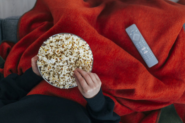 吃着爆米花看电视图片下载