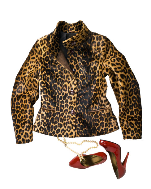 豹纹绒面革夹克与红色高跟鞋和珍珠项链图片下载