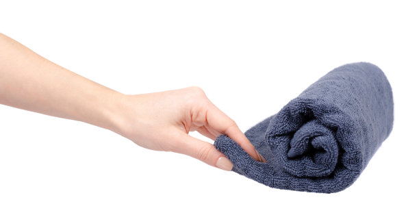 手里拿着蓝色的棉布毛巾。孤立在白色的。图片下载