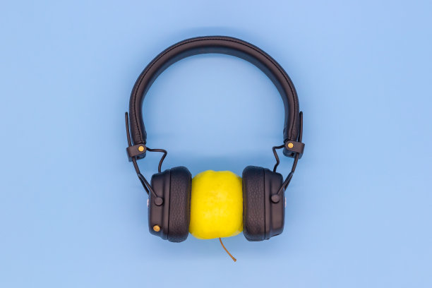 戴着耳机听黄色苹果音乐图片下载
