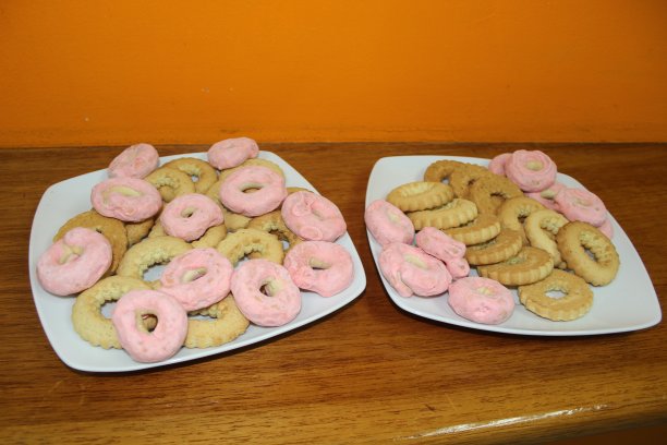 两个盘子里有甜饼和甜甜圈图片下载