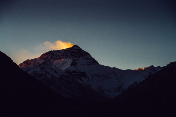 日出时分的珠穆朗玛峰图片下载