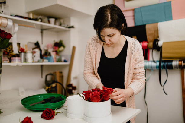 在花店做红玫瑰插花图片下载