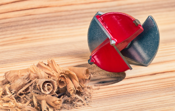 Forstner钻头细节从下面。红色铣刀，木质背景，圆柱孔图片下载