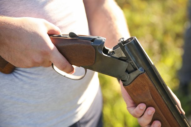 猎人在森林里拿着猎枪图片下载