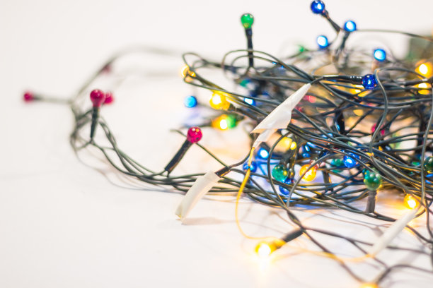 电线用绝缘胶带倒绕到圣诞花环上。12、新年独立修电器，一场火图片下载