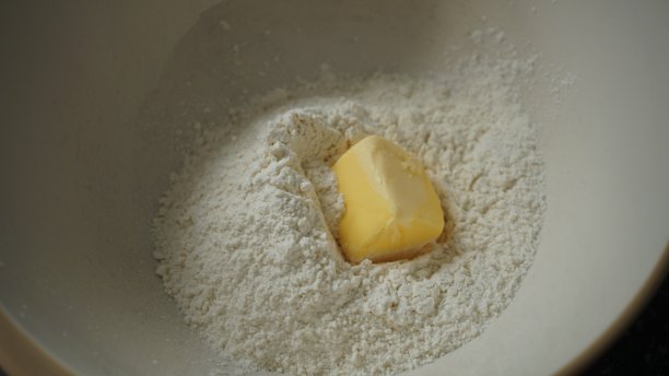 将烘焙材料放入碗中。图片下载