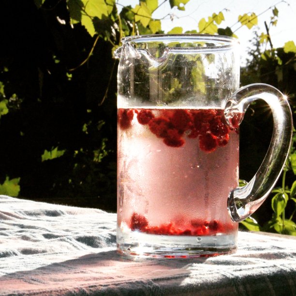 一瓶新鲜的水和覆盆子图片下载