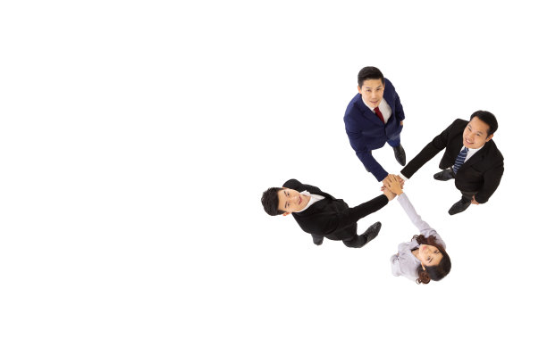 在白色背景下，亚洲商人和女商人携手参加小组会议，企业人士工作和团队合作概念图片下载