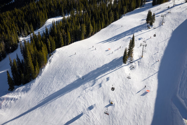 鸟瞰图冬季娱乐和运动铜山在科罗拉多州与降雪图片下载