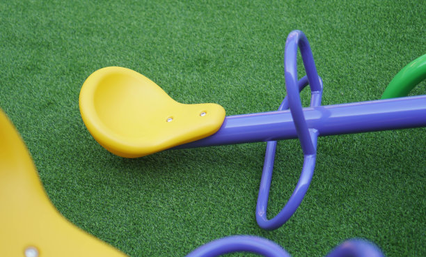 在公园操场上玩跷跷板图片下载