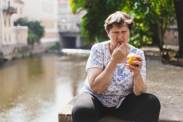 外面的老妇人拿着红苹果图片下载