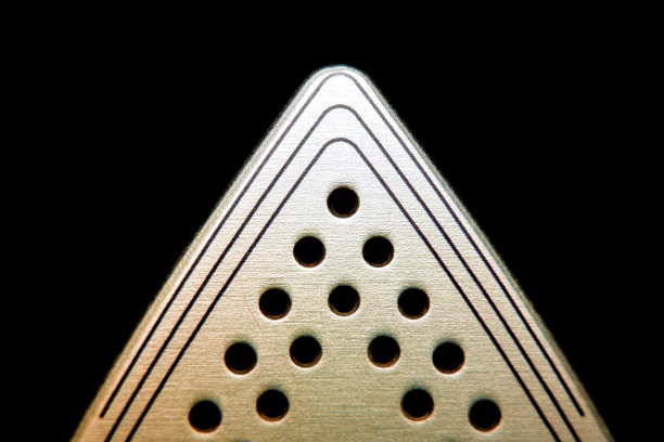 光滑的铁鞋底板尖端图片下载