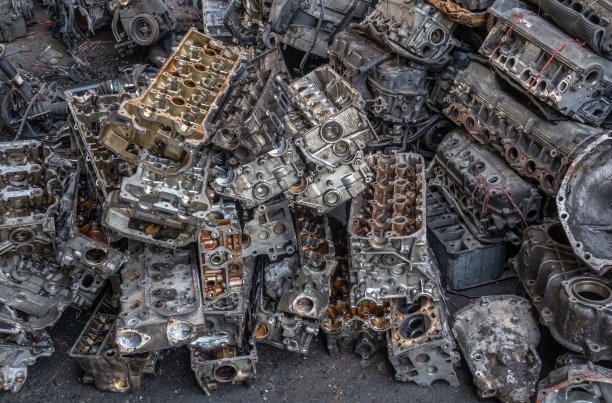 可回收的铝合金气缸盖。n回收利用的废发动机零件。图片下载