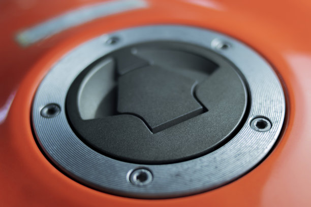 用钥匙打开系统和运动摩托车的保护器来关闭油箱图片下载