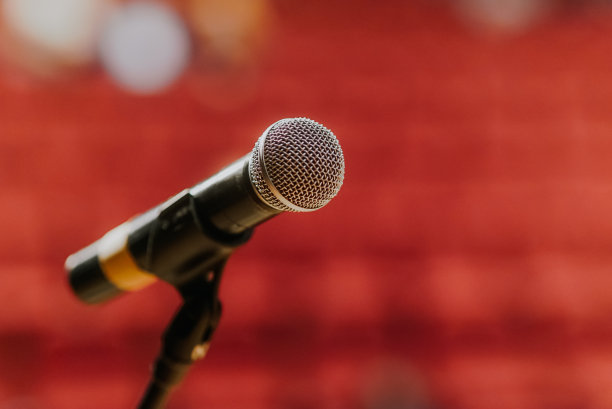 演唱会前站在舞台上的麦克风特写图片下载
