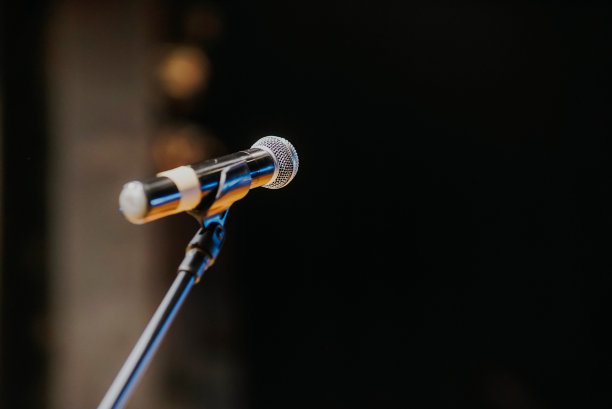 演唱会前站在舞台上的麦克风特写图片下载