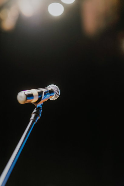 演唱会前站在舞台上的麦克风特写图片下载