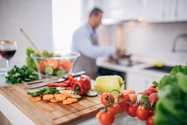蔬菜在厨房的桌子上图片下载