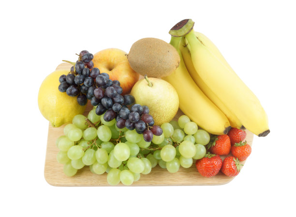 新鲜水果放在砧板上隔离图片下载
