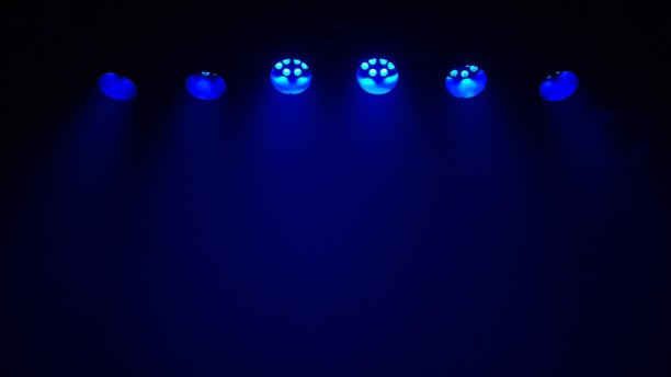 蓝色的LED灯照亮了空荡荡的舞台图片下载