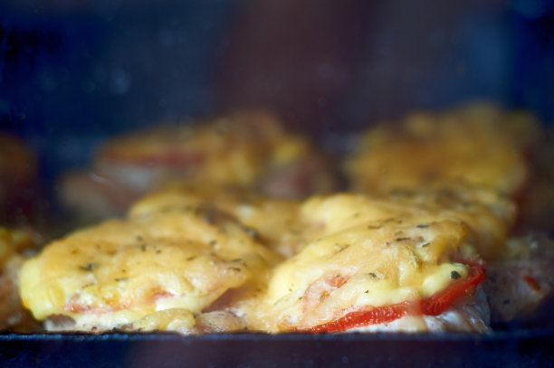 烤鸡柳配芝士和番茄图片下载