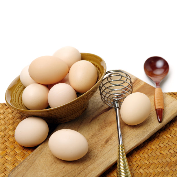 打蛋器和棕色鸡蛋图片下载