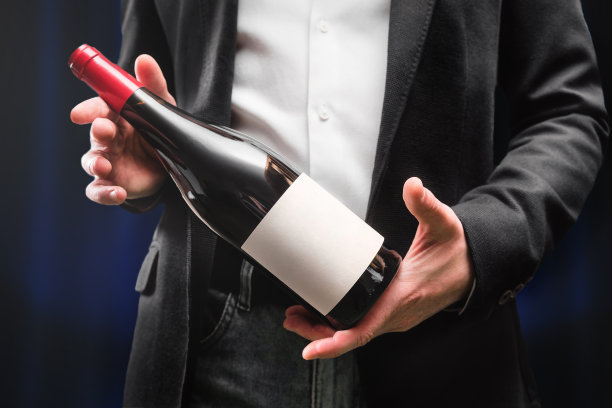 手拿酒瓶。的报价。服务员。侍酒师图片下载