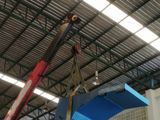 起重机的工作背景，重型机械的装载，图片下载