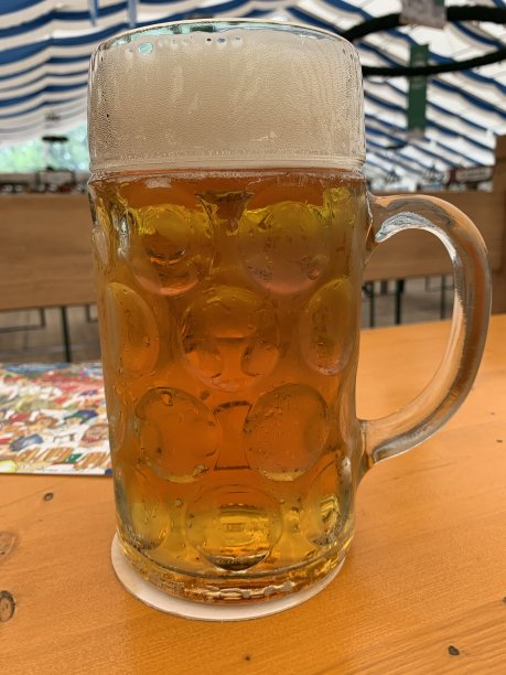 德国节日啤酒杯，装满啤酒图片下载