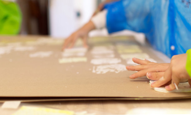 孩子们在学校的艺术治疗课上画画。图片下载