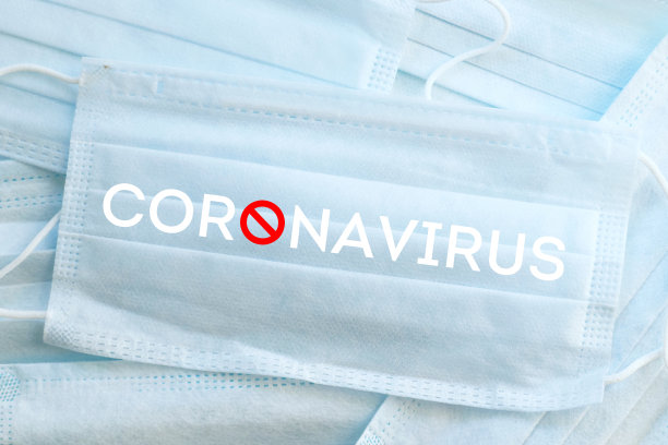 在医用口罩的背景上刻有冠状病毒、停止标志。2019 - ncov图片下载