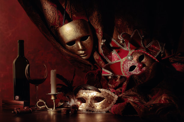 嘉年华配件放在一张旧木桌上。图片下载