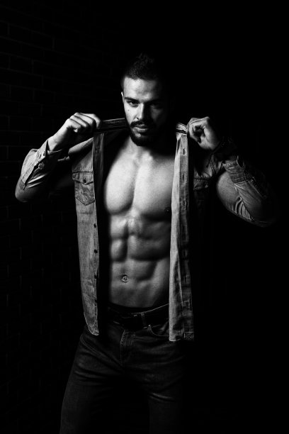 模特站在强大的格子衬衫图片下载