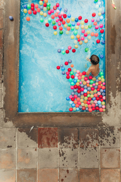 在墨西哥，男孩们在游泳池里玩球图片下载