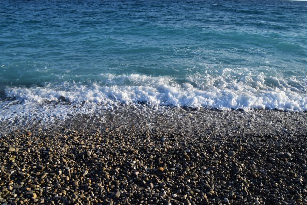 海滩卵石和海洋细节图片下载