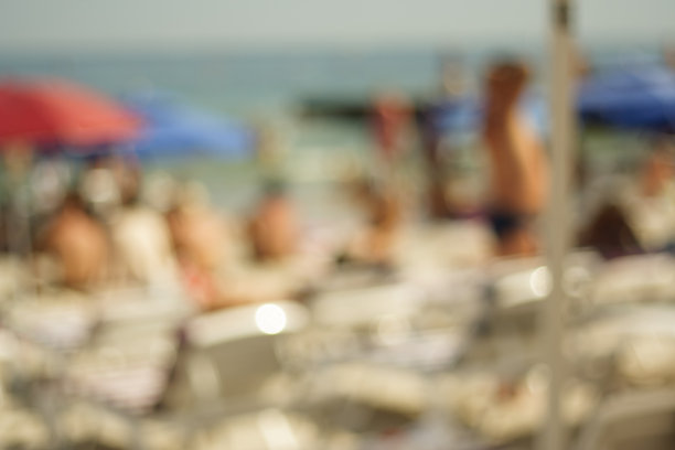 拥挤的海滩模糊不清图片下载