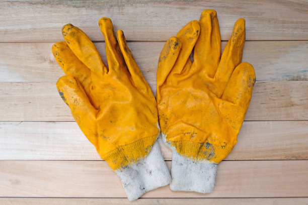 工作黄色手套由100%棉和不完整的薄丁腈涂层覆盖手掌图片下载