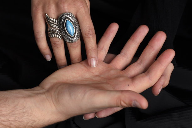 手相术的神秘力量，能预见未来，读懂生命线图片下载