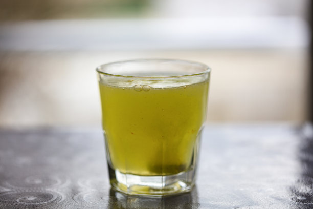 泡腾片放在桌上的水里图片下载