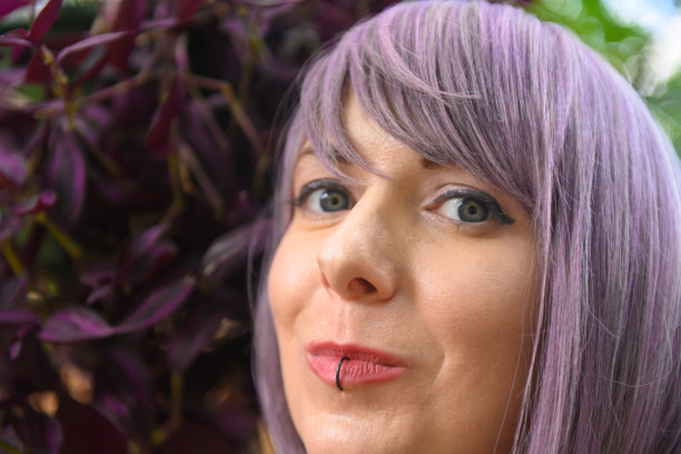 户外肖像的微笑千禧妇女乳腺癌在亚特兰大佐治亚州美国图片下载