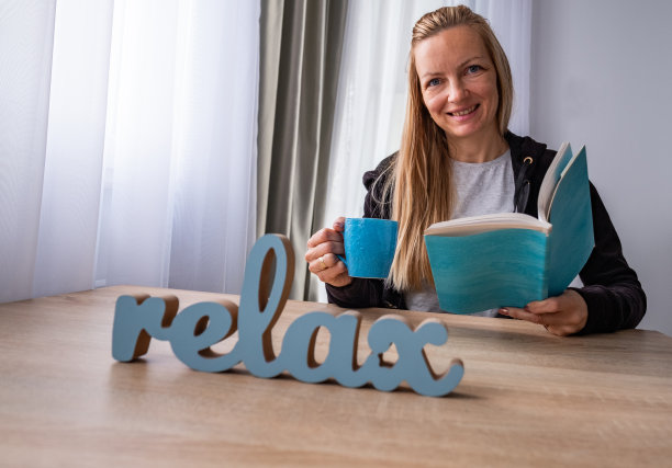 在家放松的女性图片下载