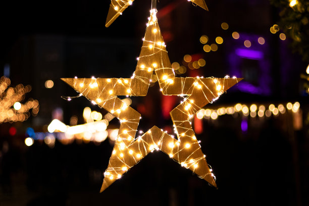 缀满彩灯和散焦的圣诞之星图片下载