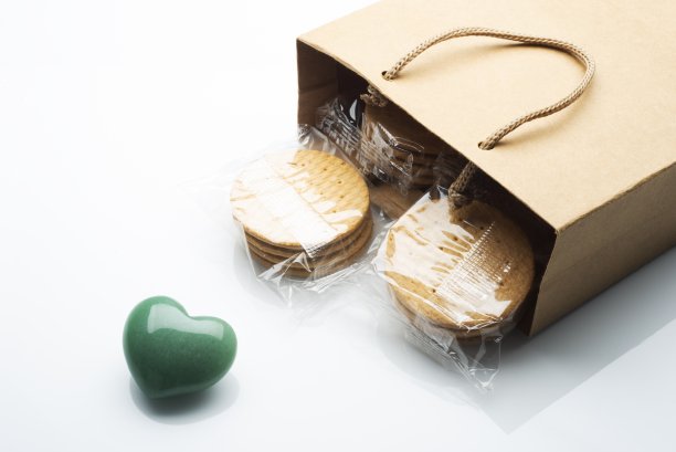 白色背景的纸袋饼干图片下载