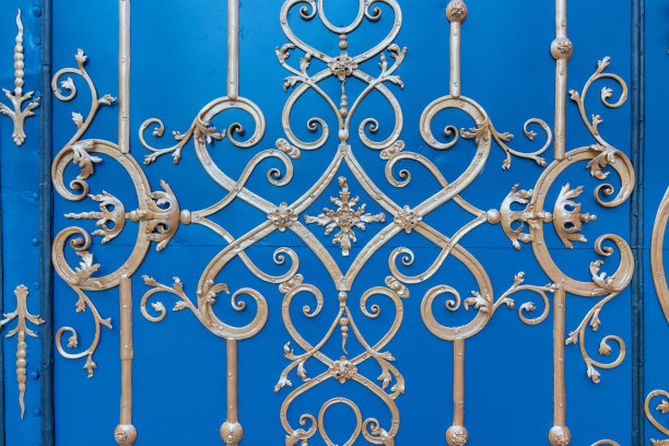 一扇古老的蓝色门上的金饰图片下载