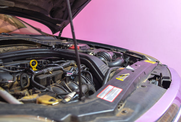 一辆车停在车库里，引擎盖开着，发动机显示要回家修理图片下载