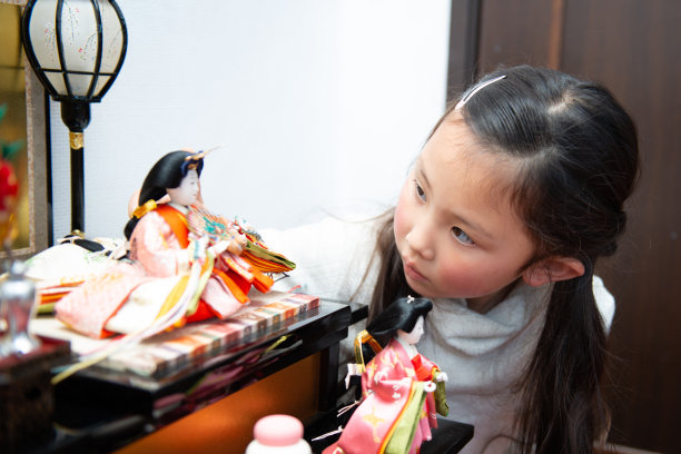 女孩在装饰中国节日图片下载