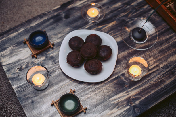 桌子上的茶具图片下载