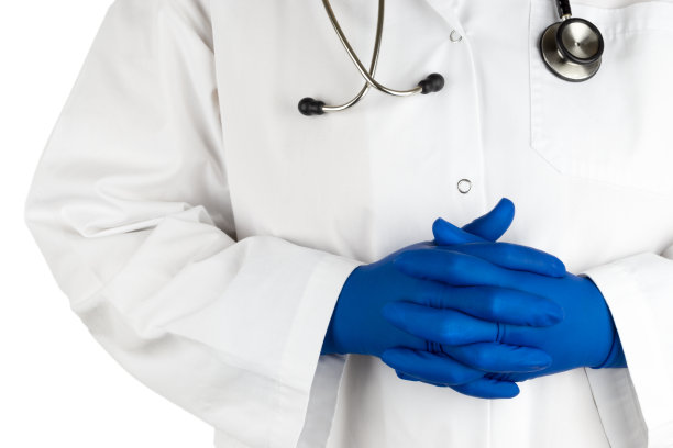 听诊器和医生的手放在白色的背景上。选择性焦点和作物片段图片下载